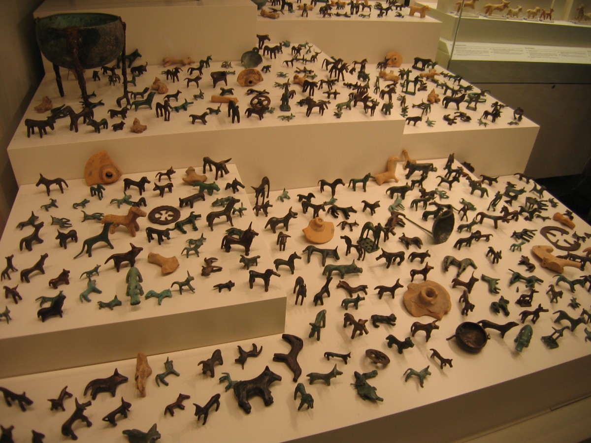 11 - musee d'Olympie - figurines de chevaux en terre et bron.jpg